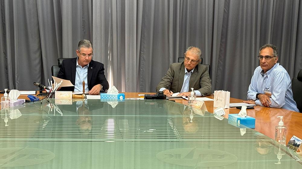 Υπογραφή συμφωνίας ΑΗΚ με ΥΠΑΜ για εγκατάσταση 4.400 φωτιστικών LED σε στρατόπεδα