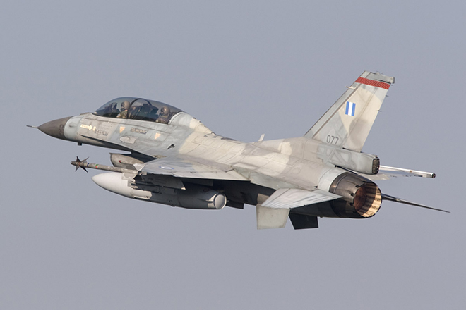 Ελληνικό F-16 ίπταται πάνω από την ακτογραμμή της Πάφου