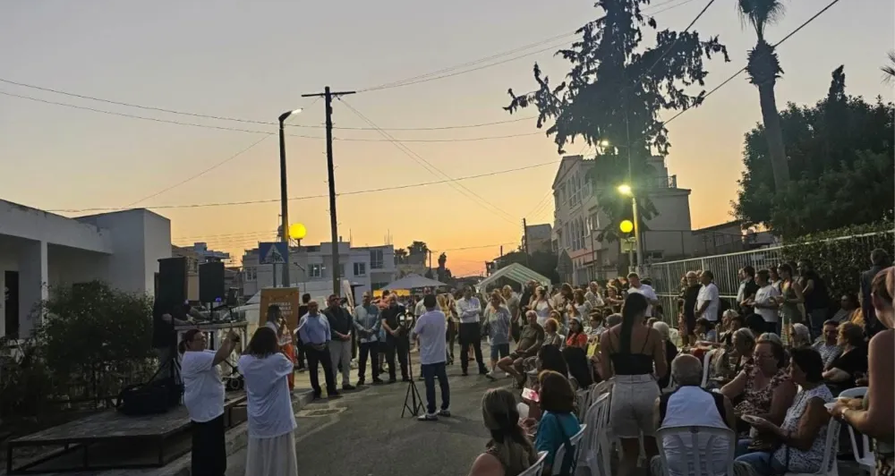 &Mu;&iota;&alpha; &gamma;&epsilon;&iota;&tau;&omicron;&nu;&iota;ά &sigma;&tau;&eta; &Lambda;ά&rho;&nu;&alpha;&kappa;&alpha; &epsilon;&tau;&omicron;&iota;&mu;ά&zeta;&epsilon;&iota; &Phi;&epsilon;&sigma;&tau;&iota;&beta;ά&lambda; &gamma;&iota;&alpha; &delta;&epsilon;ύ&tau;&epsilon;&rho;&eta; &chi;&rho;&omicron;&nu;&iota;ά