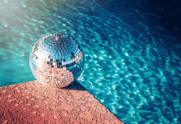 Το RETROΛΑ επιστρέφει στο Akakia Beach Bar με μουσικές επιτυχίες των ’90s και ’00s