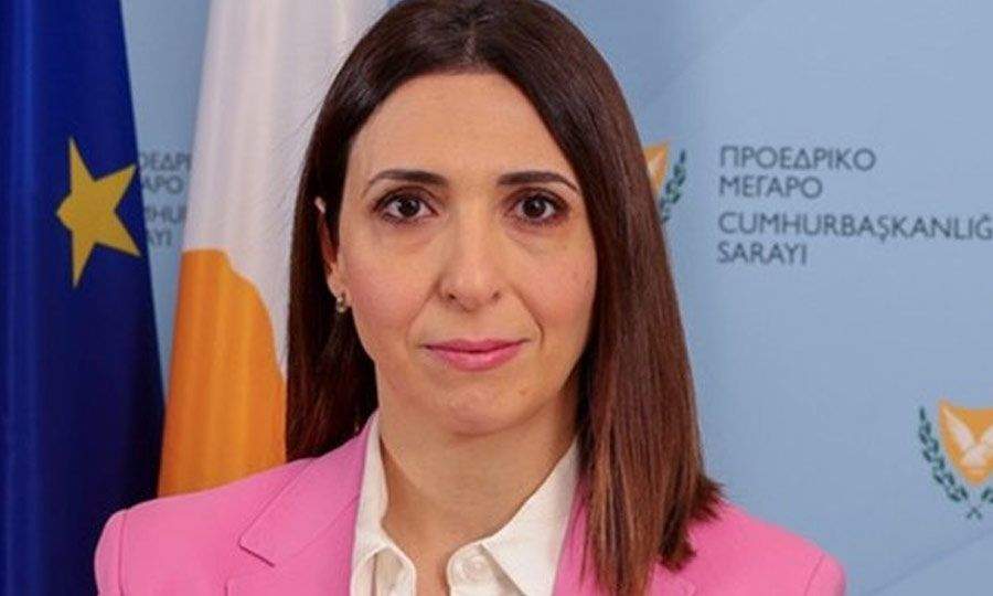 Ερίζουν για τη Ραουνά: Σφοδρή αντιπαράθεση κυβέρνησης – αντιπολίτευσης για την επέκταση της θητείας της Υφυπουργού
