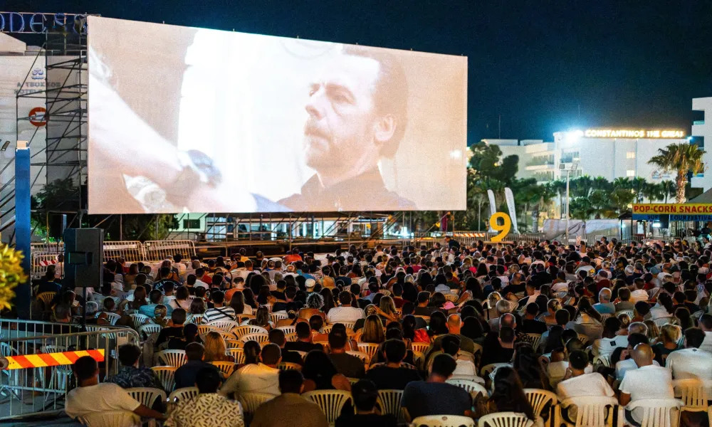 Οι μεγάλες οθόνες του καλοκαιριού: Ένας οδηγός για τα θερινά σινεμά και τις υπαίθριες προβολές στο νησί