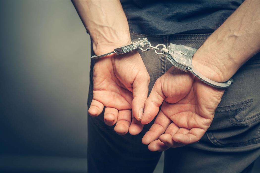Χειροπέδες σε δύο παράνομους μετανάστες – Βρήκαν ναρκωτικά στο διαμέρισμά τους