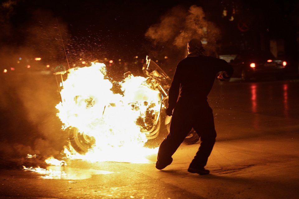 Στις φλόγες μοτοσικλέτα σε χωράφι της Λεμεσού – Είχε δηλωθεί ως κλοπιμαία
