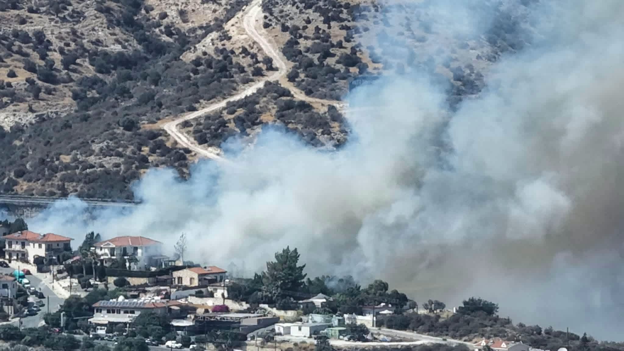 Φωτιά στο Πισσούρι: Επιχειρούν πτητικά μέσα – Στην κυκλοφορία ο αυτοκινητόδρομος Λεμεσού προς Πάφο (φώτος – βίντεο)
