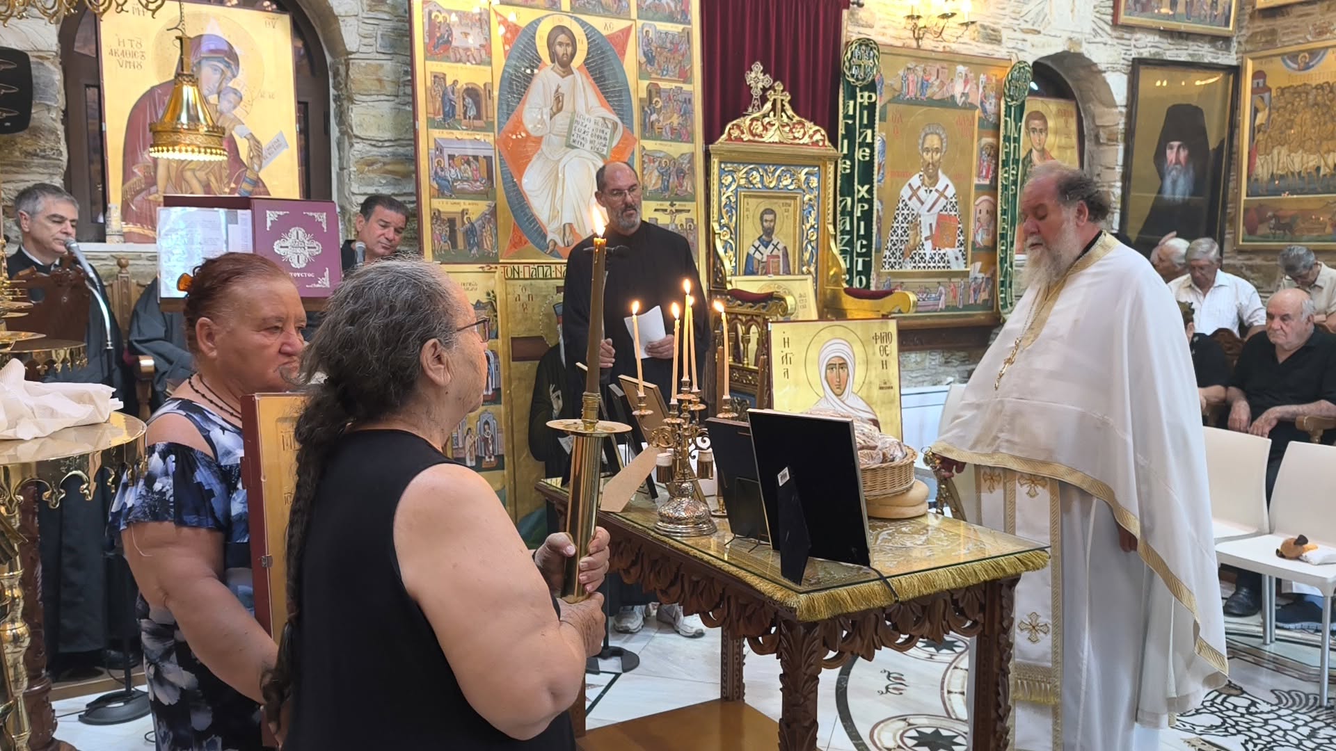 Κατανυκτικές στιγμές από τη Θεία Λειτουργία στο Περιβόλι του Αγίου Λαζάρου (pics-videos)