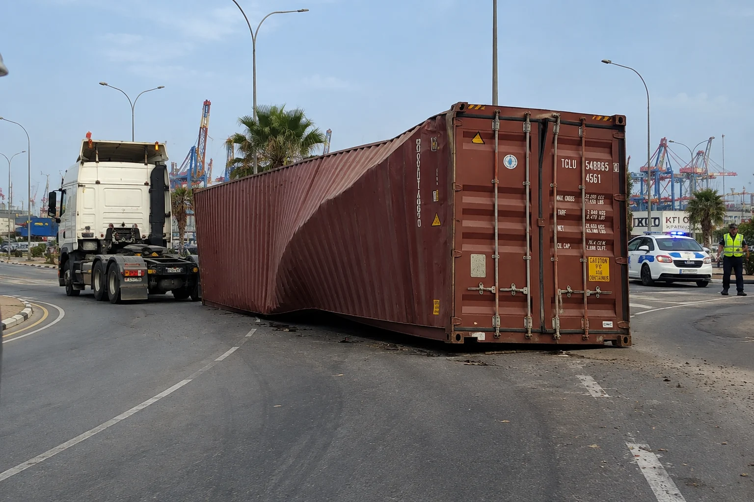 Χαμός σε δρόμο στη Λεμεσό: Κοντέινερ αποσυνδέθηκε από φορτηγό