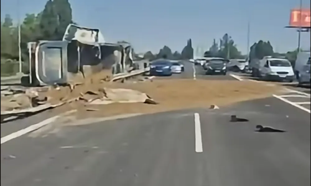 Συγκλονιστικό βίντεο από τη σύγκρουση στον αυτοκινητόδρομο Λευκωσίας–Λάρνακας: Ανατράπηκαν φορτηγό και όχημα