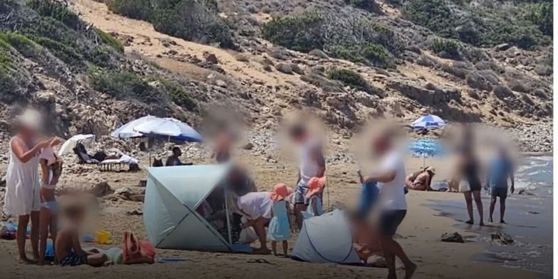 Έστησαν ομπρέλες και τσαντίρια στην προστατευόμενη παραλία της Λάρας  (φώτο)
