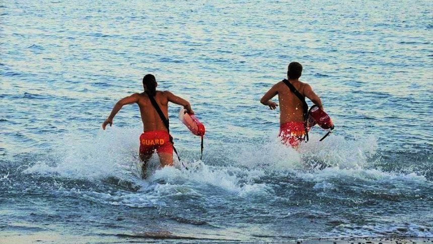 Λέμπα: Ναυαγοσώστες διέσωσαν πατέρα και γιο – Παρασύρθηκαν από ισχυρά ρεύματα