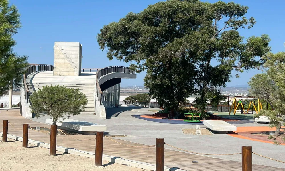 Παραδόθηκε το αναβαθμισμένο Παττίχειο Λάρνακας – Νέα πεζογέφυρα, βοτανικός κήπος, ποδηλατόδρομοι και θέα προς την Αλυκή