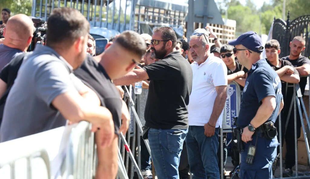 Κτηνοτρόφοι «μπλόκαραν» την είσοδο των Κτηνιατρικών Υπηρεσιών με φορτηγά, φωνάζουν για τις πληρωμές