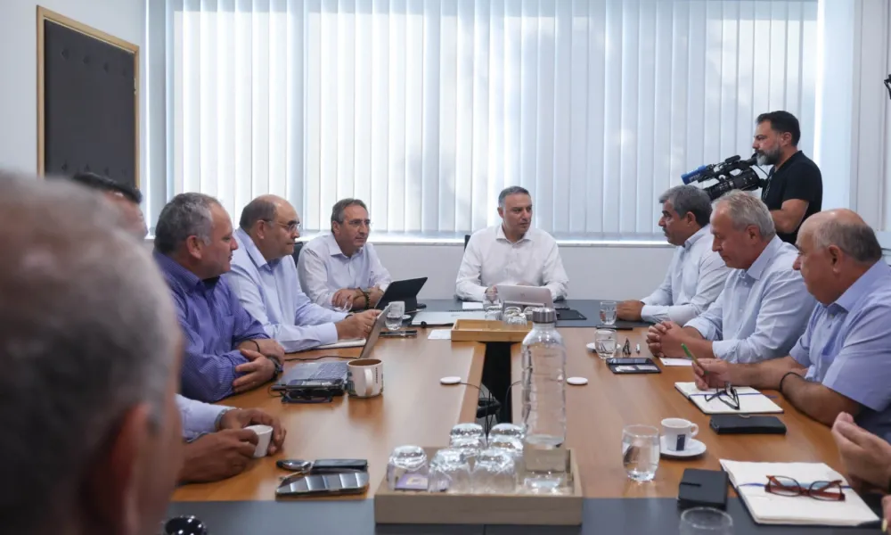 Σενέκης – αγροτικές οργανώσεις: Ετοίμασαν τη λίστα ζητημάτων για τις επόμενες συναντήσεις – Από τη διαθεσιμότητα νερού μέχρι τον αφθώδη
