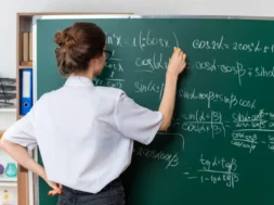 teacher ekpaideutikoi.jpg