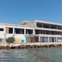 ΛΑ ΚΟΥ ΤΕ ΤΑ