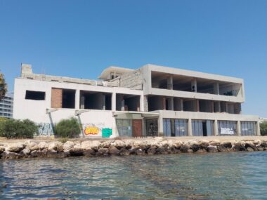 ΛΑ ΚΟΥ ΤΕ ΤΑ