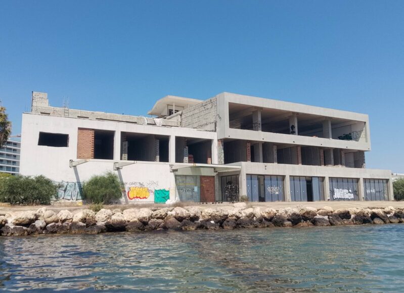 ΛΑ ΚΟΥ ΤΕ ΤΑ