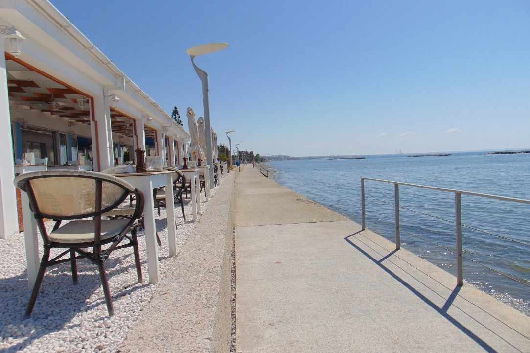 Ορόκλινη: Στον «πάγο» η επέκταση του παραλιακού πεζόδρομου, μέχρι να επιλυθεί οριστικά το πρόβλημα της διάβρωσης