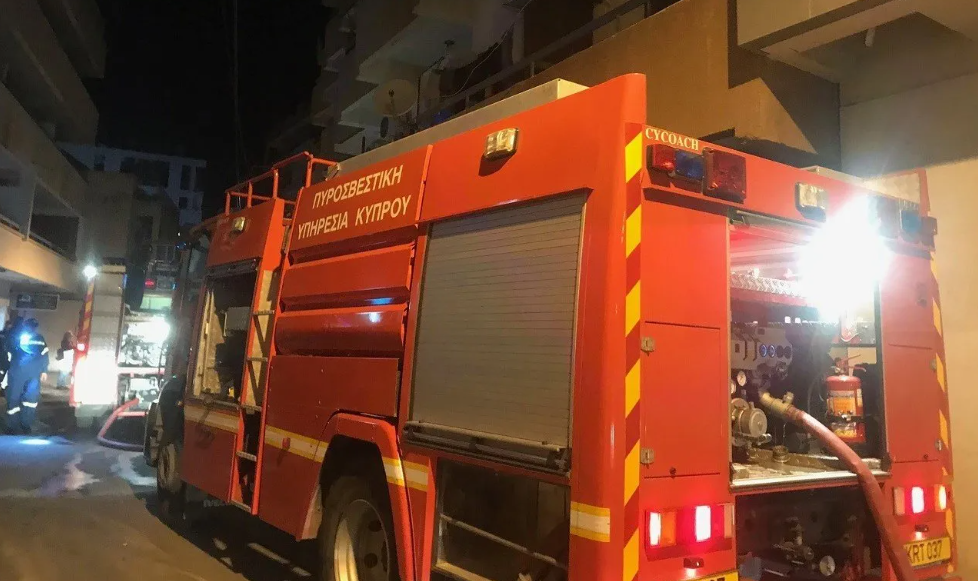 Πυρκαγιά έξω από οικία στην Ευρύχου – Ζημιές σε τρία οχήματα