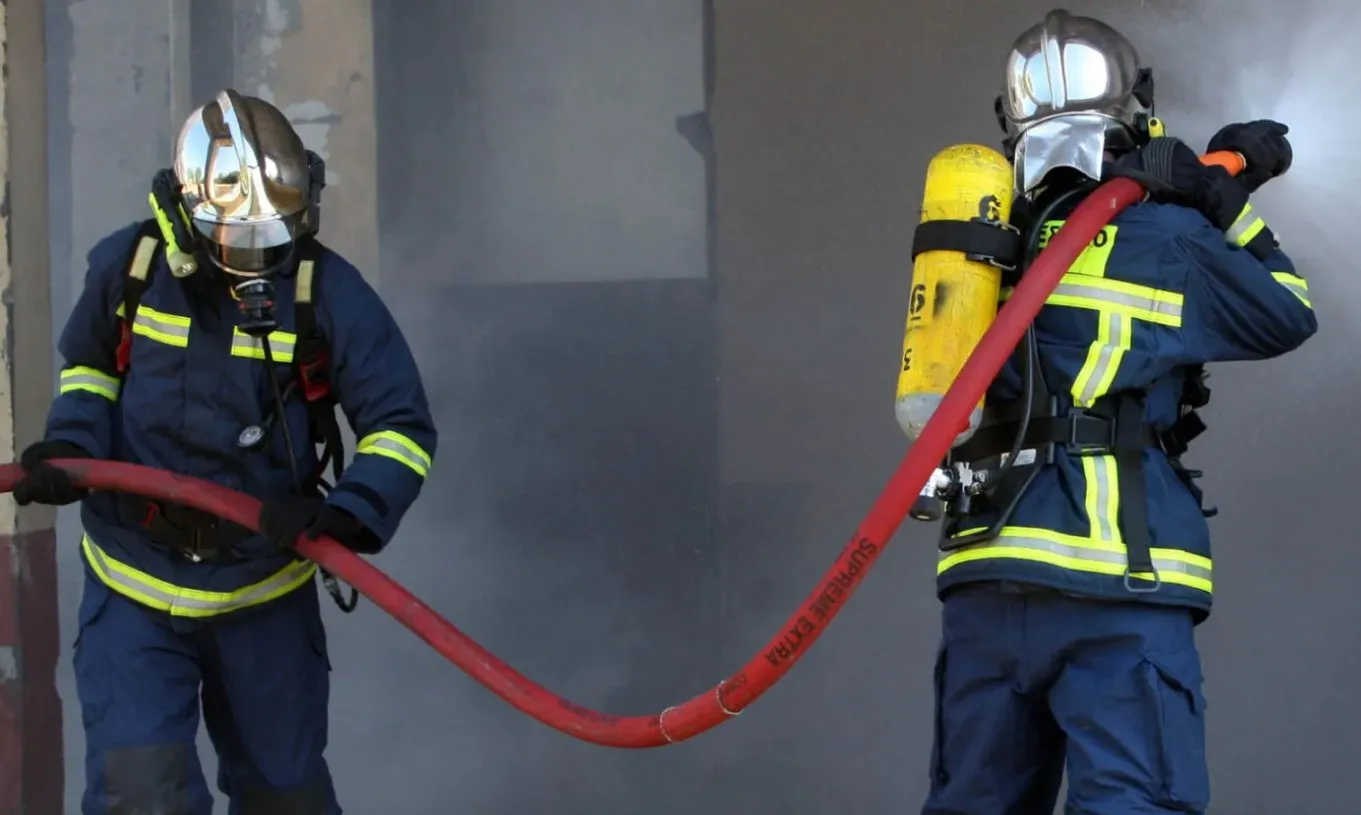 Στις φλόγες διαμέρισμα από ξεχασμένο μαγειρικό σκεύος – Εκτεταμένες ζημιές