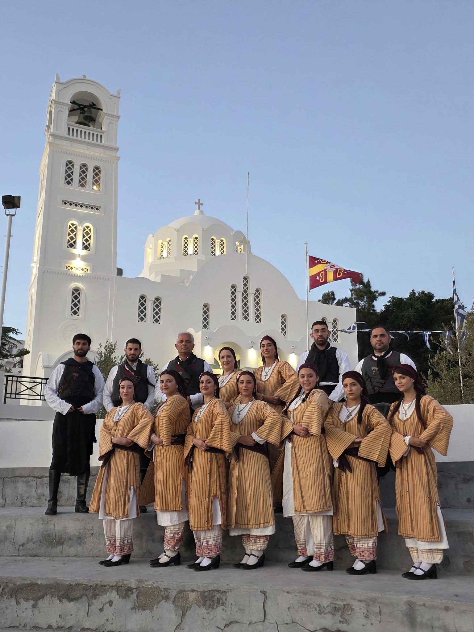 Το Χορευτικό Συγκρότημα του ΚΙΜΩΝ Ξυλοτύμβου ταξίδεψε την κυπριακή παράδοση στη Σαντορίνη  (φώτο)