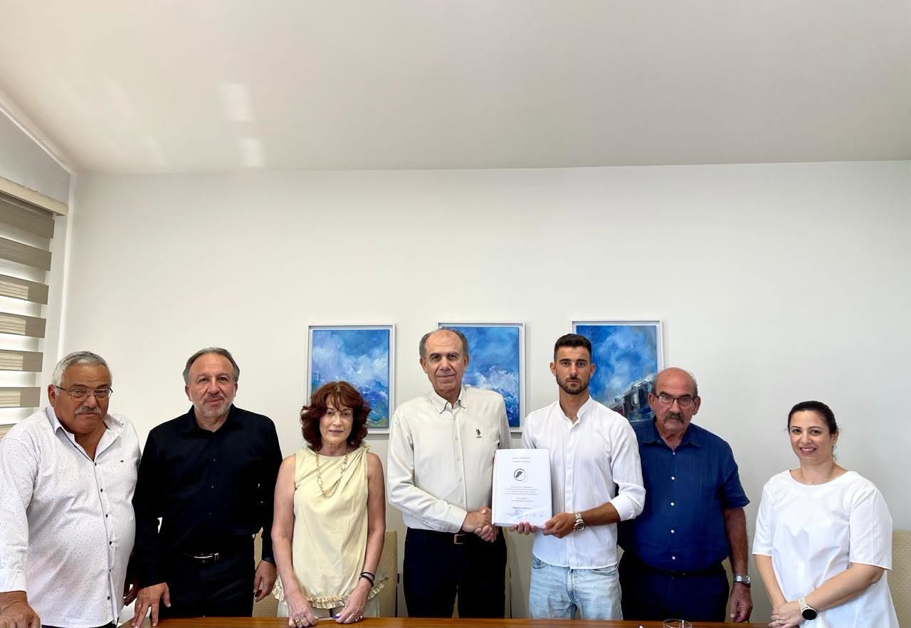 Υπεγράφη το συμβόλαιο για την τοποθέτηση φώτων τροχαίας σε κομβική διασταύρωση της Αραδίππου