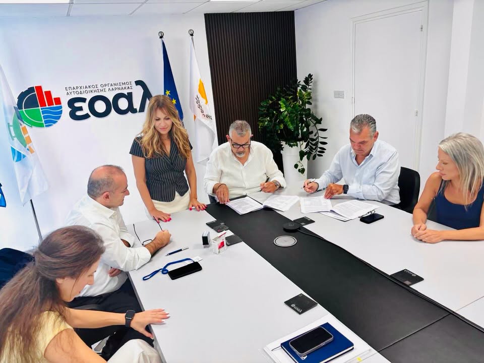 ΕΟΑ Λάρνακας: Υπογράφηκε η σύμβαση για την προμήθεια και εγκατάσταση ολοκληρωμένου συστήματος έξυπνων υδρομετρητών σε περιοχές της ορεινής Λάρνακας  (φώτο)