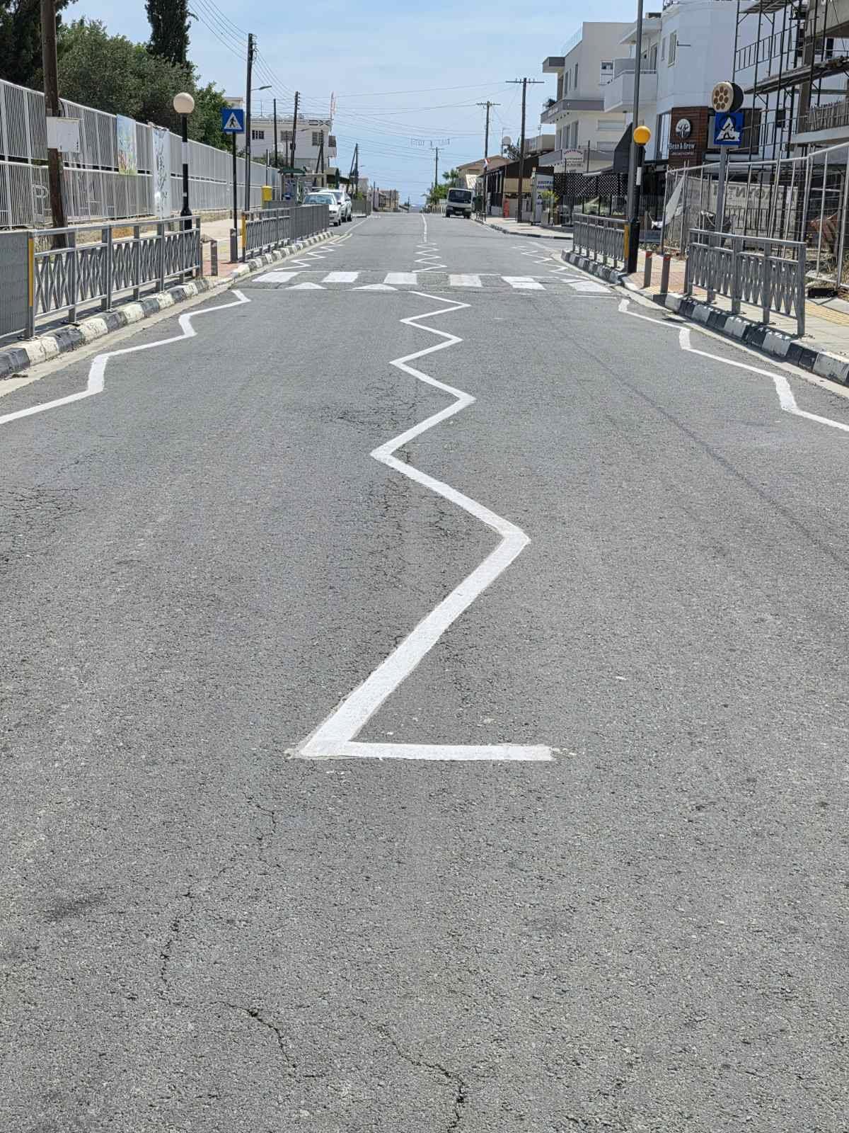 Επαναχρωματίστηκαν οι διαβάσεις πεζών έξω από τα σχολεία της Βορόκληνης  (φώτο)