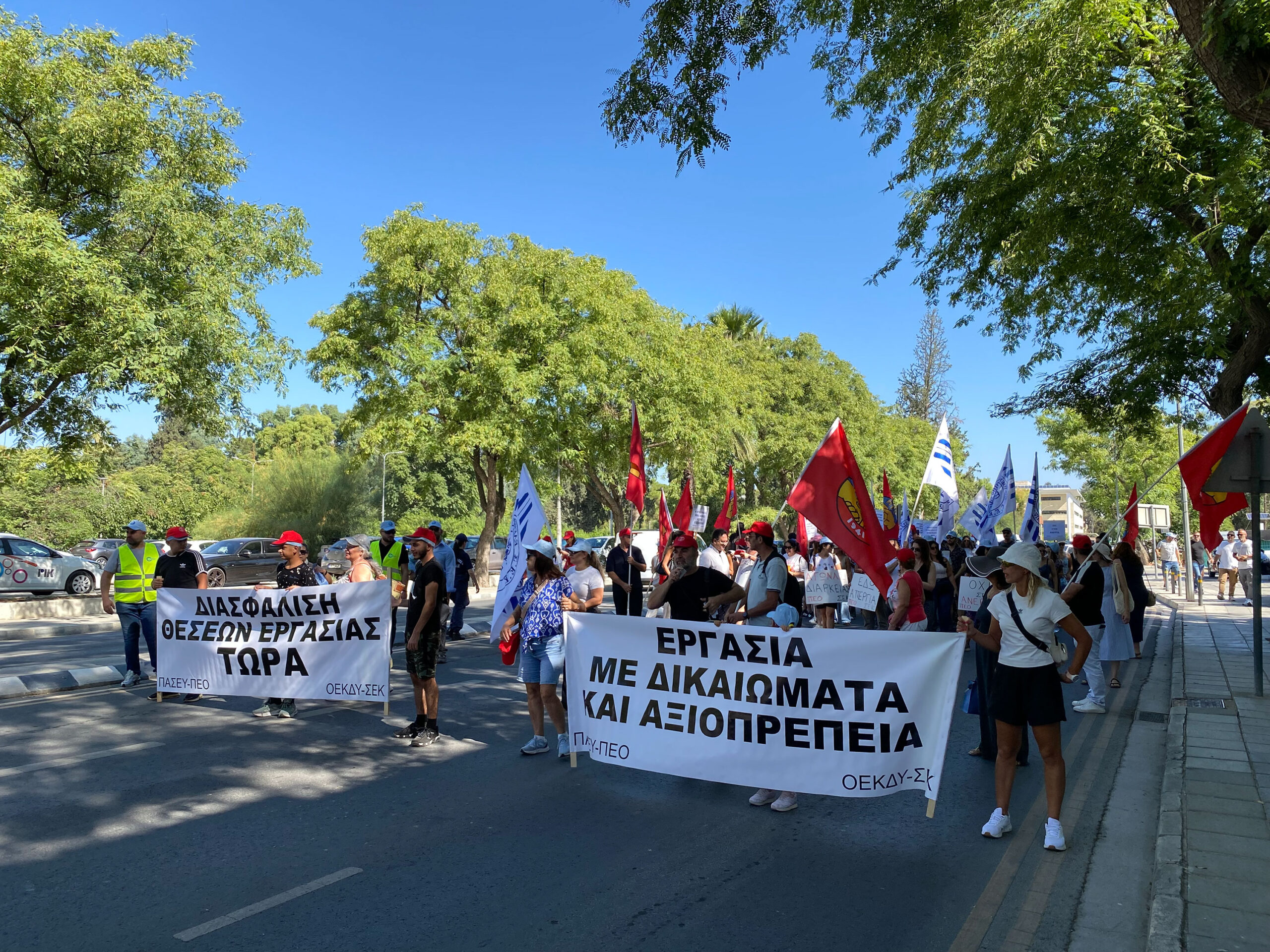 «Τρεις μήνες είναι χωρίς μισθό»: Με πλακάτ και πανό διαμαρτυρήθηκαν οι εκπαιδευτικοί, πώς απαντά η Κυβέρνηση