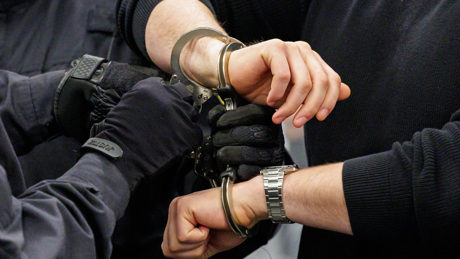 Χειροπέδες σε 53χρονο στο αεροδρόμιο Πάφου – Καταζητείτο στην Πολωνία για απάτη