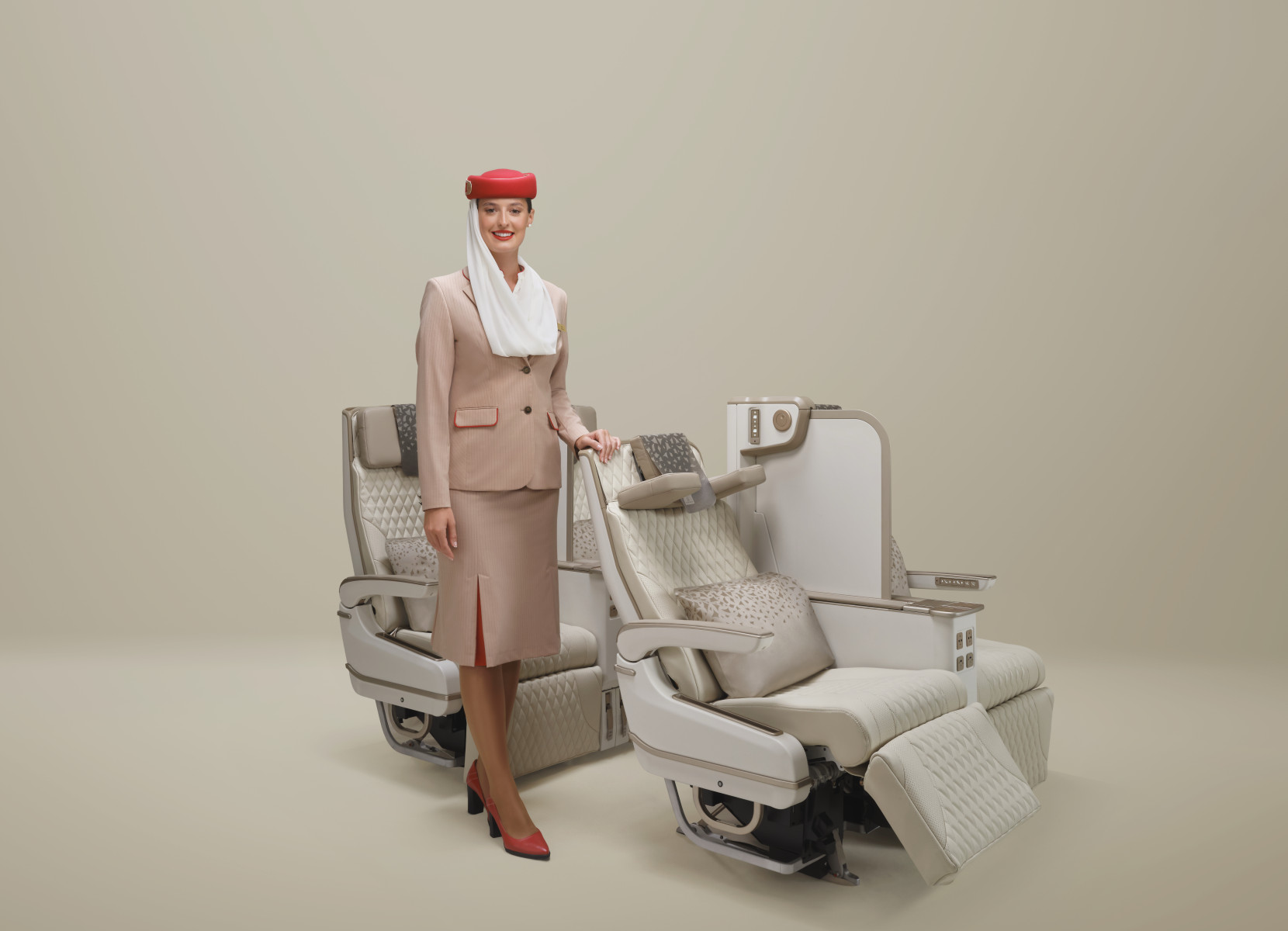 Η Emirates αναβαθμίζει την ιδιωτικότητα στην Premium Economy με το πρώτο παγκοσμίως ηλεκτρικά ρυθμιζόμενο κάθισμα και διαχωριστικό πλήρους ύψους