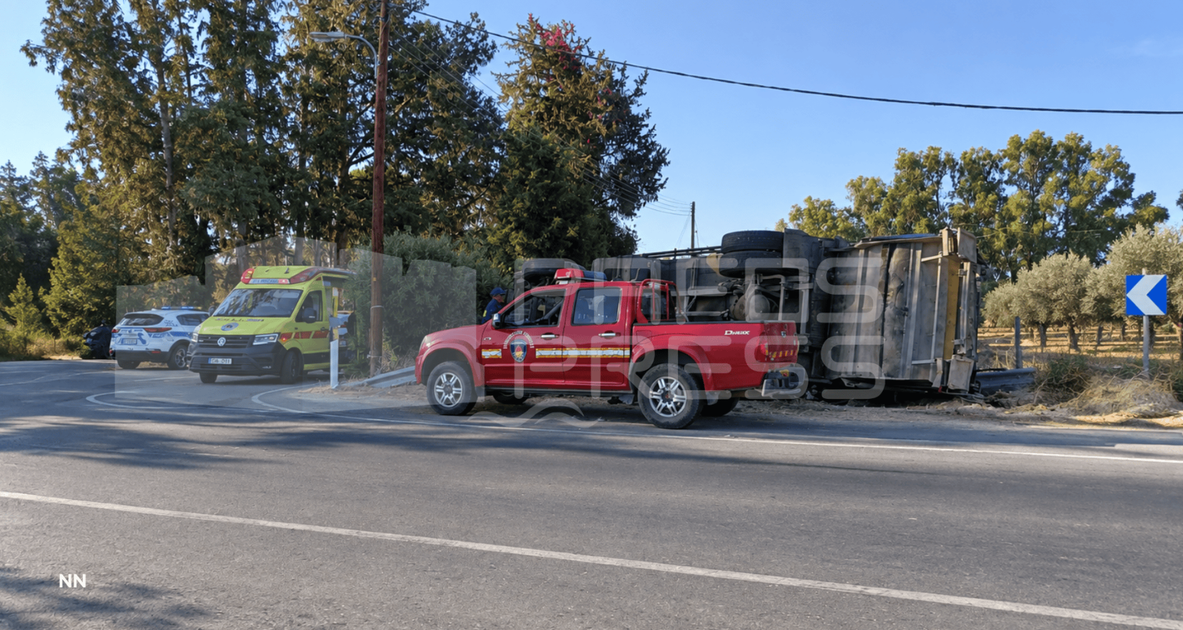 Προσέκρουσε σε πάσσαλο της ΑΗΚ κι ανατράπηκε το σκυβαλοφόρο στην Πάφο, πληροφορίες για βλάβη στα φρένα – Τρεις τραυματίες διακομίσθηκαν στο νοσοκομείο με ασθενοφόρα