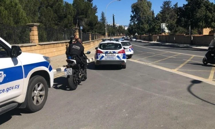 Eκδήλωση διαμαρτυρίας εκπαιδευτικών έξω από το Προεδρικό
