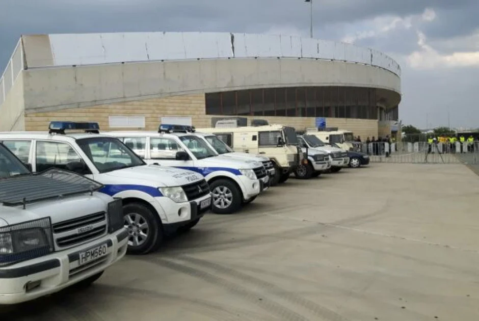 Έκτροπα ΑΠΟΕΛ – ΑΕΛ: Στο νοσοκομείο 10χρονο κορίτσι – Χτυπήθηκε από μπαταρία