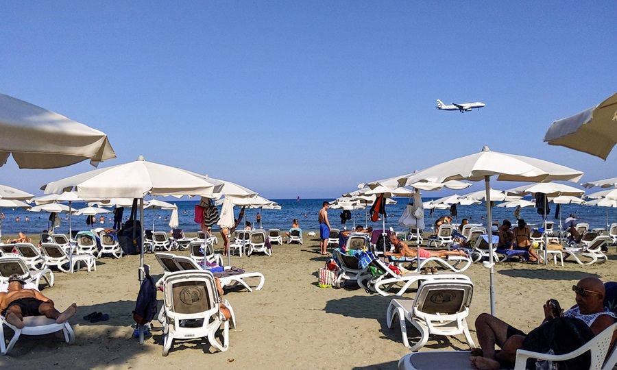 Βρετανικό σωσίβιο σωτηρίας για τον κυπριακό τουρισμό – Πήραν τα πάνω τους Λάρνακα και ελ. Αμμόχωστος τον Αύγουστο όσον αφορά τις διανυχτερεύσεις τουριστών