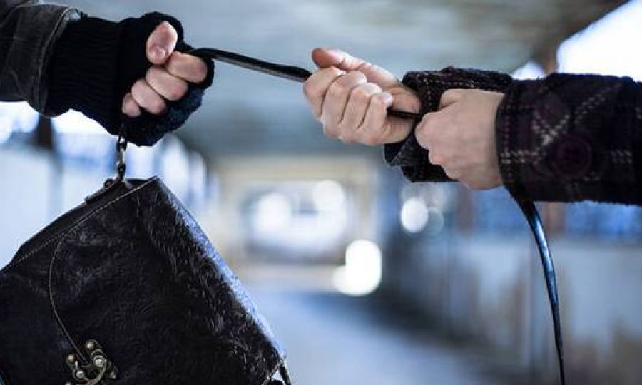 Τρόμος για γυναίκες στην ελ. Αμμόχωστο: Τους επιτέθηκαν και άρπαξαν τις τσάντες τους – Συνέλαβαν τους φερόμενους «τσαντάκηδες»