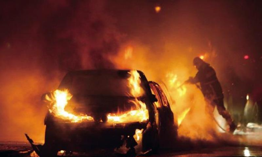 Στις φλόγες όχημα μπροστά από οικία στον Άγιο Ιωάννη- Κακόβουλη ενέργεια