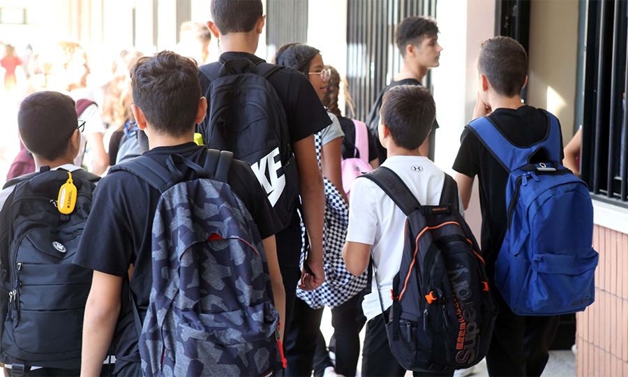 Aποχή μαθητών κατά την ώρα της συνεδρίας της Επιτροπής Παιδείας