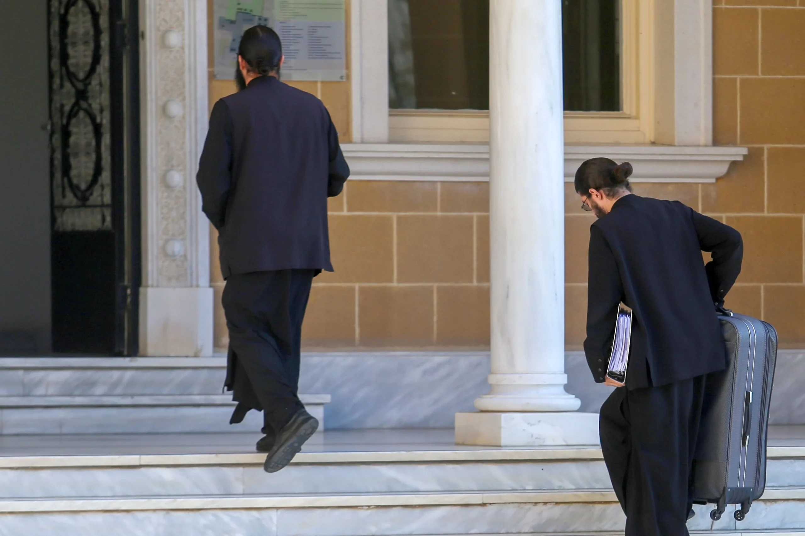 Αββακούμ: Φωτογραφία μοναχών να κατασκευάζουν χιονάνθρωπο – «Λάβατε ευλογία;»