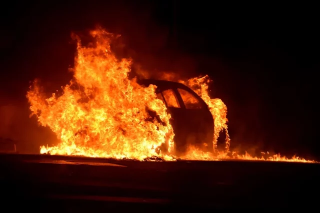 Στις φλόγες όχημα στον Στρόβολο – «Βλέπουν» εμπρησμό