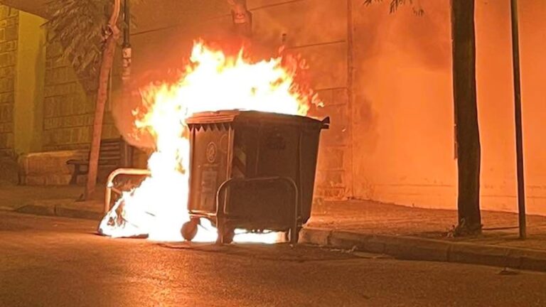 Μαθητές έβαλαν φωτιές σε κάδους για να «γιορτάσουν» την έναρξη της σχολικής χρονιάς