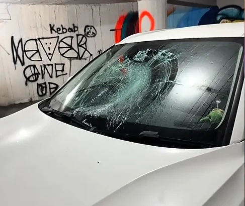 Έτσι άφησαν ένα από τα 13 οχήματα που βανδάλισαν στην Αγία Νάπα  (βίντεο)