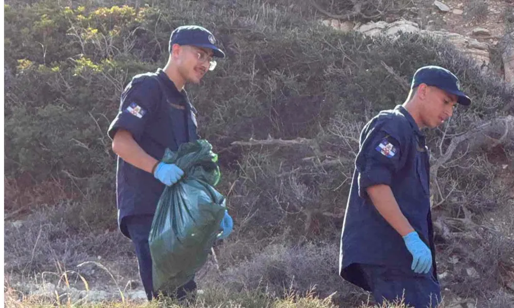 380 κιλά σκουπίδια σε μόλις μισή ώρα από την παραλία των σκύλλων στο Πισσούρι