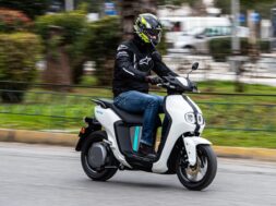 yamaha-neos-epidotisi-kinoumai-hlektrika