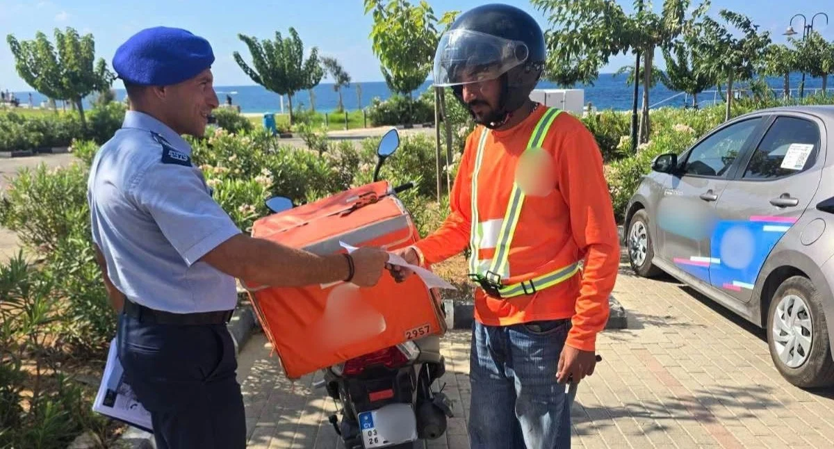 Η Αστυνομία ενημερώνει διανομείς φαγητού για πρόληψη ληστειών και την ασφάλειά τους  (φώτο)