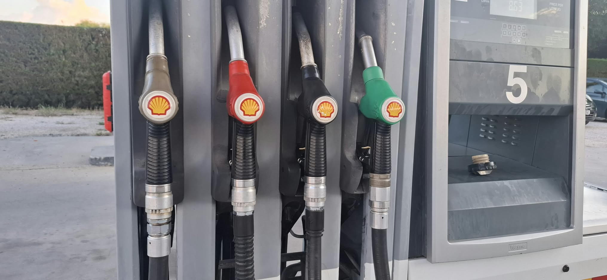 Η βενζίνη τραβά την ανηφόρα και οι οδηγοί… προς τα κατεχόμενα – «Σφιγμένοι» οι καταναλωτές, με €20 στα πρατήρια
