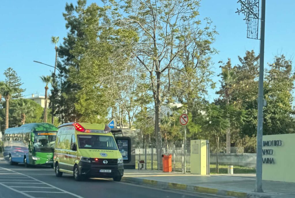 Λάρνακα: Ασθενοφόρο παρέλαβε γυναίκα από το πάρκο Σαλίνα