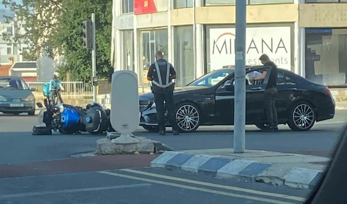 Λευκωσία: Όχημα συγκρούστηκε με μοτοσικλέτα αστυνομικού (ΦΩΤΟ)