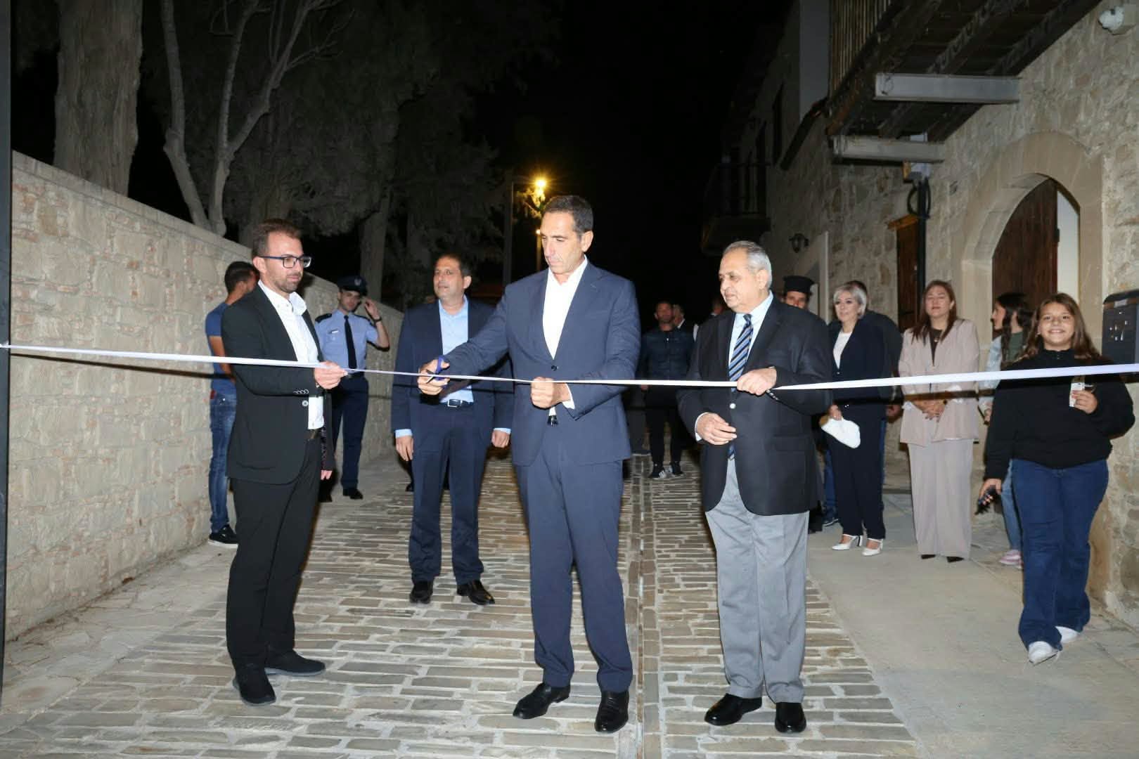 Εγκαινιάστηκε η Α΄ φάση ανάπλασης της πλατείας Χοιροκοιτίας από τον Υπουργό Εσωτερικών – Έργο €1,2 εκατ. και εξαγγελίες νέων υποδομών στην περιοχή  (φώτο)