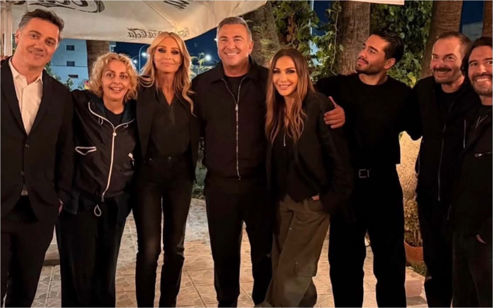 Για κυπριακό σουβλάκι στη Λευκωσία οι καλλιτέχνες μετά τη μεγάλη συναυλία του Αντώνη Ρέμου  (φώτο)